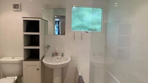 A bathroom with a toilet, sink, cabinet, and shower. - Villa 19 Lanteglos 2 bed sleep 5 (Lanteglos)