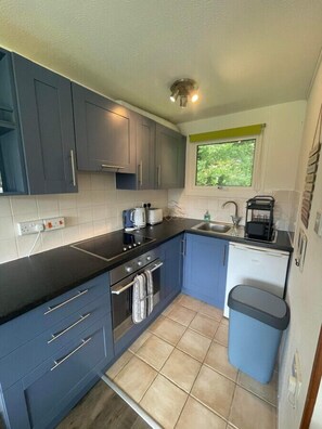 Four à micro-ondes, un four, grille-pain, vaisselle et ustensiles