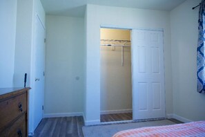Room - Nearby major all major freeways and get to your destination within minutes. (Los Angeles)