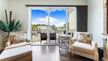 House, Multiple Beds, Partial Ocean View (100) | Living area | TV