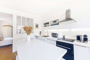 Kühlschrank, Mikrowelle, Herdplatte, Geschirrspüler