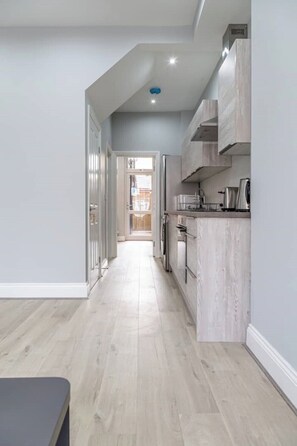 Kjøleskap, mikrobølgeovn, ovn og oppvaskmaskin