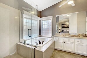 Bruser, hårtørrer, håndklæder, Sæbe