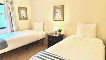 2 bedrooms, desk, iron/ironing board, WiFi