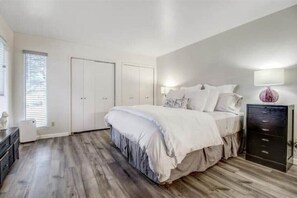 Room - Panoramic View 1 mile to Pebble
(Monterey)