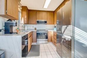 Private kitchen - Short Walk 2 Cannery Row&Bike Path! parking
 (Monterey)