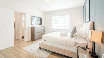 Deluxe Apart Daire | 2 yatak odası, odada kasa, masa, dizüstü bilgisayar çalışma alanı