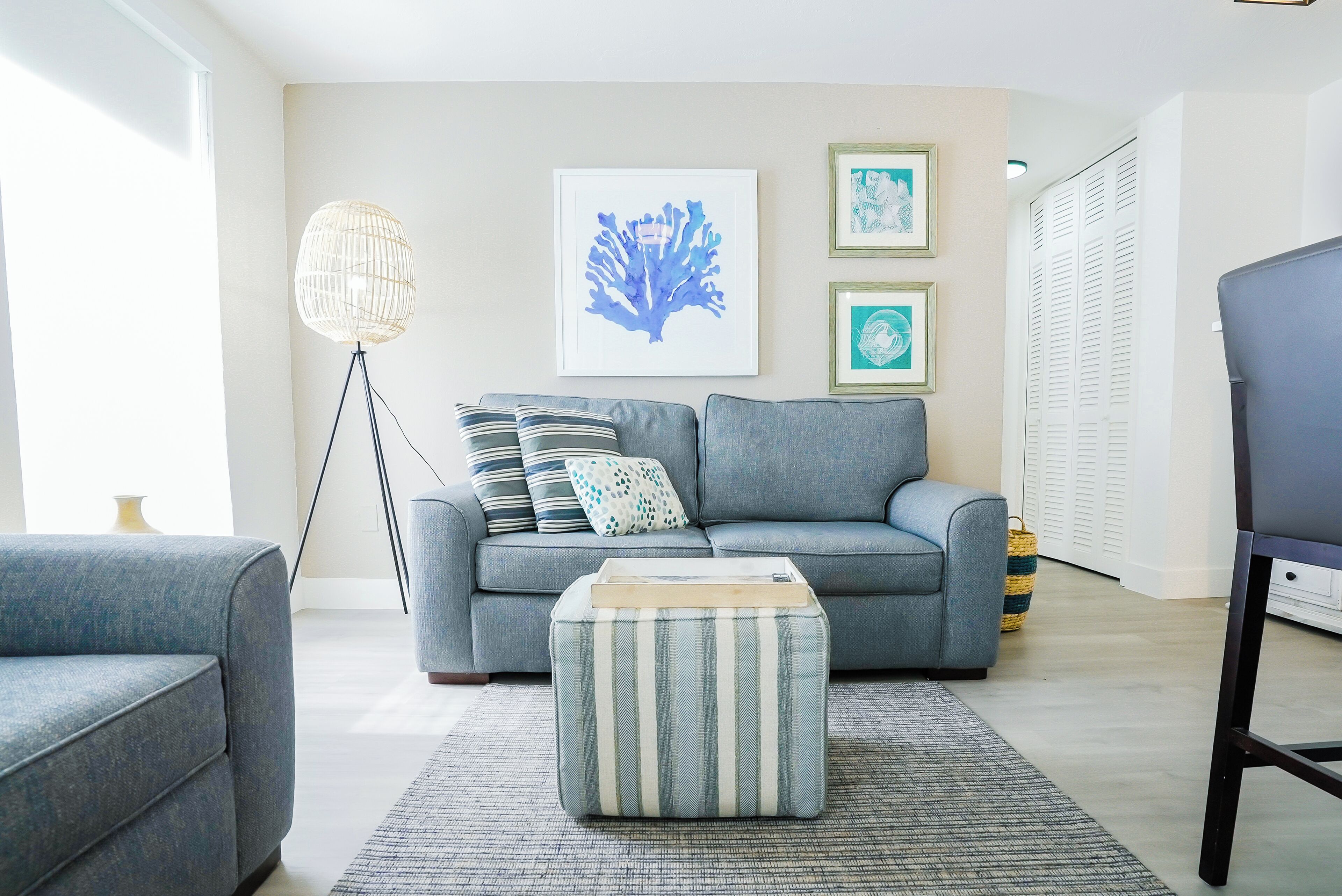 尊荣公寓 | 起居区 | 43-英寸智能电视（配备数码频道）、Netflix、流媒体服务