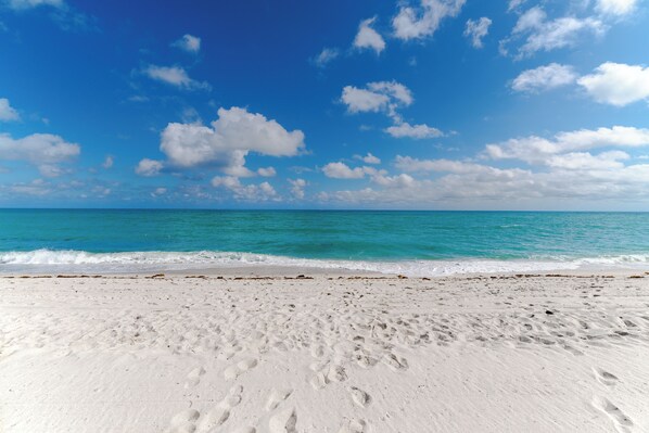 Payung pantai dan handuk pantai