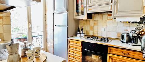 Refrigerador, microondas, horno y parrilla de estufa