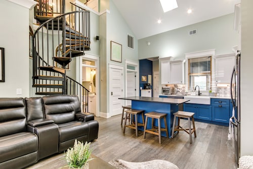 Greenwood Getaway w/ Furnished Patio & Lake View
