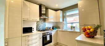 Stunning 2 bedroom near the BEACH +free parking