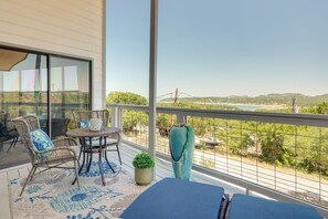 Outdoor dining - Canyon Lake Rental w/ Balcony & Lake Views (Canyon Lake)