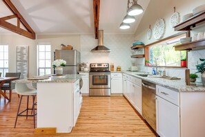 Réfrigérateur, micro-ondes, plaque de cuisson, lave-vaisselle