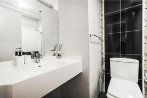 Bathroom - Two-Bedroom Apartment (Dubai Marina)