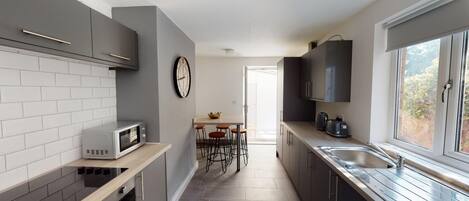 House | Private kitchen | Fridge, microwave, oven, stovetop