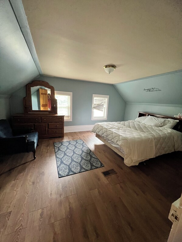 4 bedrooms, iron/ironing board, WiFi, bed sheets