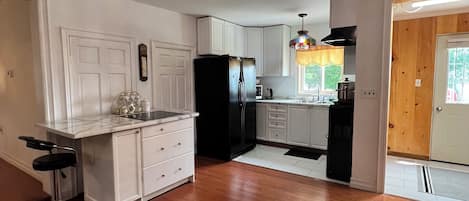 Refrigerador, microondas, horno, placa de cocina