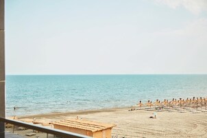 Deluxe Apartment | Egyptian cotton sheets, premium bedding, desk, soundproofing