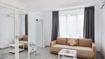 Căn hộ Deluxe | Khu phòng khách | TV LCD 50-cm có truyền hình cáp, sàn nhà có sưởi