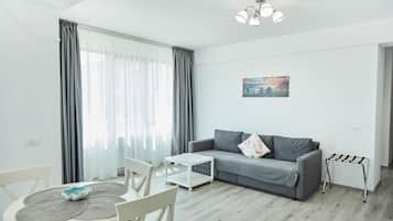 Lägenhet Deluxe | Vardagsrum | 50-centimeters LCD-tv med kabelkanaler och golvvärme