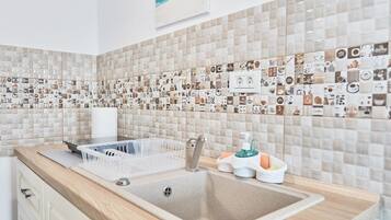 Căn hộ Deluxe | Bếp riêng | Tủ lạnh nhỏ, ấm điện, dụng cụ nấu nướng/bát dĩa/dao nĩa