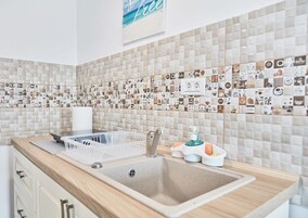 Deluxe Apartment | Private kitchen | Mini-fridge, electric kettle, cookware/dishes/utensils