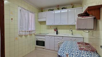 Een koelkast, een magnetron, een oven, een vaatwasser