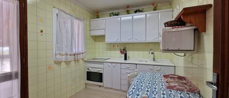 Een koelkast, een magnetron, een oven, een vaatwasser