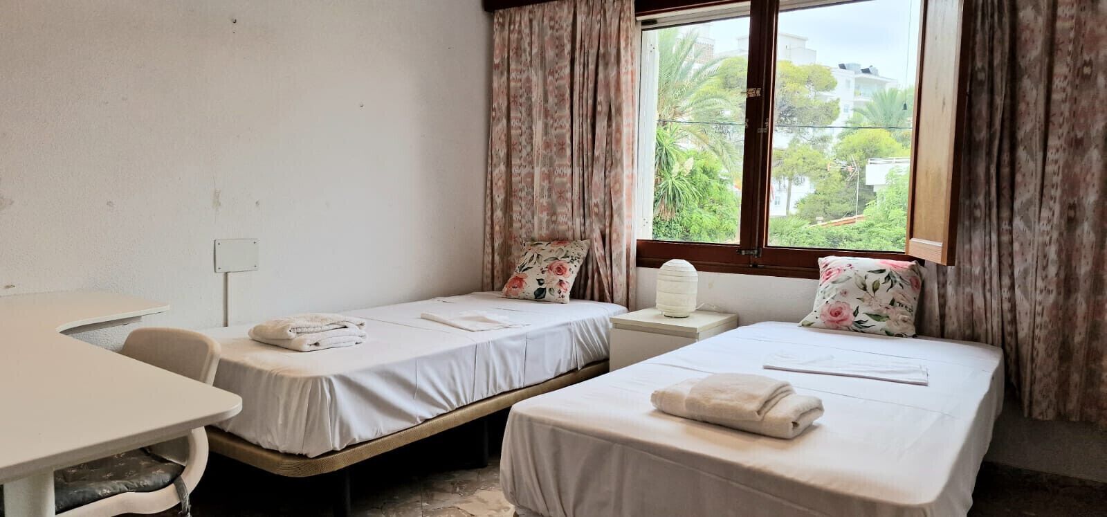 3 slaapkamers, een strijkplank/strijkijzer, gratis wifi, beddengoed