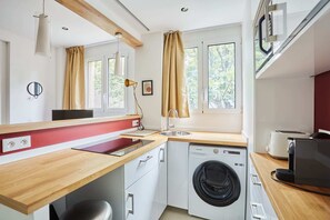 Refrigerador, microondas, placa de cocina, cafetera/tetera