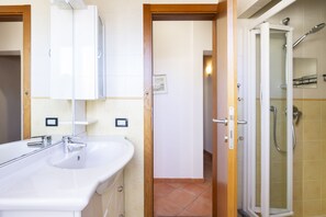 Shower, hair dryer, bidet, towels - Faenza 91 Apartament (Firenze)