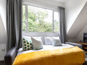 1 bedroom, iron/ironing board, free WiFi, bed sheets - Cosy Studio for Business & Leisure - Pass the Keys (London)