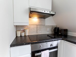 Fridge, microwave, oven, toaster - Cosy Studio for Business & Leisure - Pass the Keys (London)