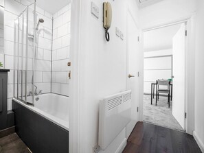 Shower, hair dryer, towels - Cosy Studio for Business & Leisure - Pass the Keys (London)