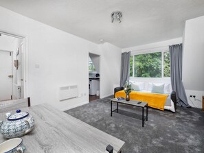 1 bedroom, iron/ironing board, free WiFi, bed sheets - Cosy Studio for Business & Leisure - Pass the Keys (London)