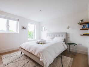 2 habitaciones, escritorio, tabla de planchar con plancha y wifi gratis 