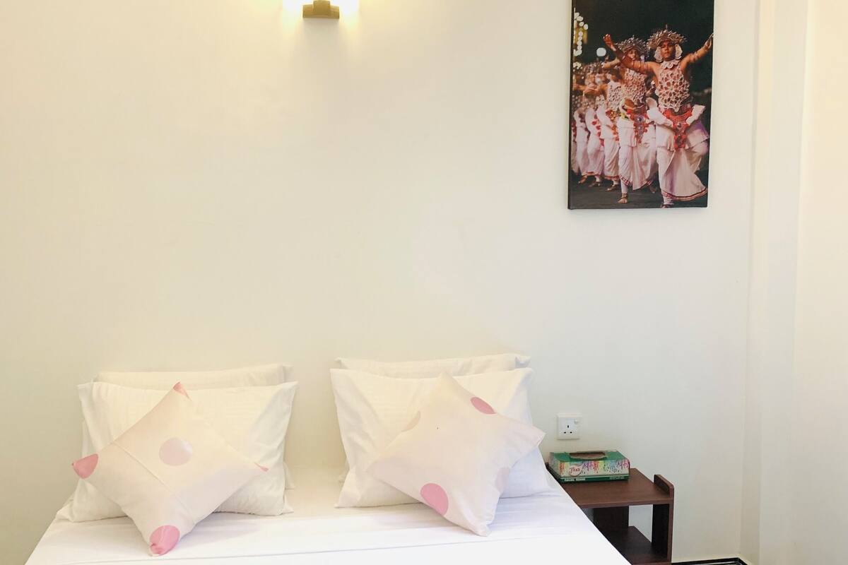 Deluxe Double Room | Laptop workspace, WiFi (free), individually decorated