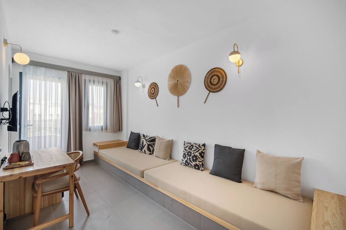 Una sala de estar moderna con un sofá, una mesa de madera y un televisor.
