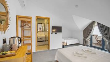 Penthouse Teras Oda | Memory foam beds, free minibar, desk, laptop workspace