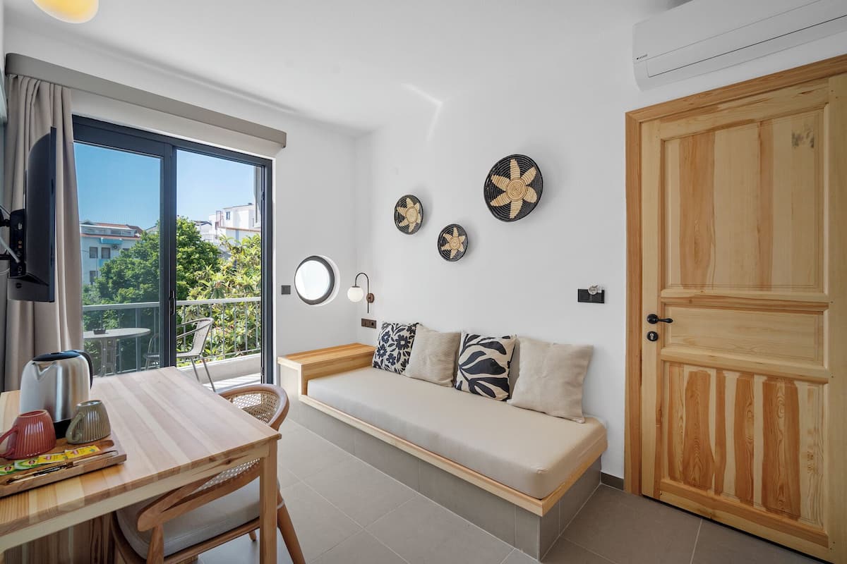 1 bedroom, memory-foam beds, free minibar, desk