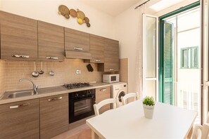 Réfrigérateur, micro-ondes, plaque de cuisson, cafetière/bouilloire