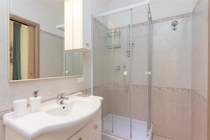 Douche, sĂšche-cheveux, bidet, serviettes fournies