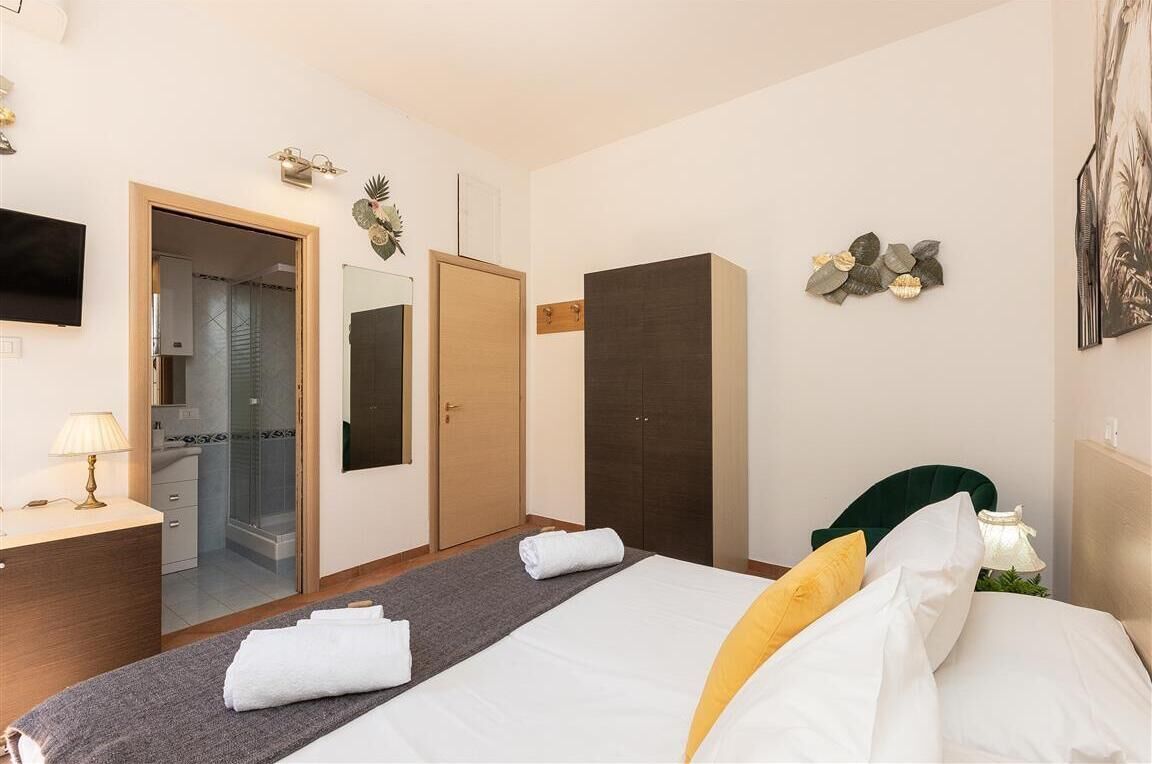 2 bedrooms, iron/ironing board, internet, bed sheets