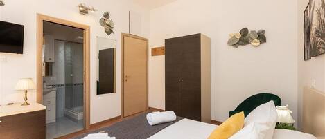 2 bedrooms, iron/ironing board, internet, bed sheets