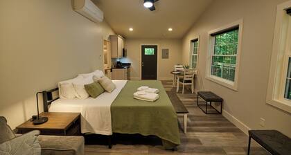 Valley Overlook - Cozy Cabin near Blossom Music Center, 1BR - Peninsula, Ohio