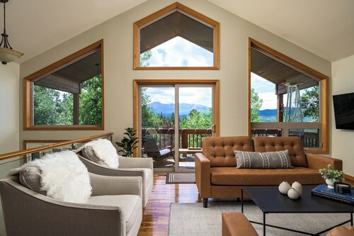 Purple Mountain Chalet - Hot Tub! - Views! - Playground! - Gameroom!