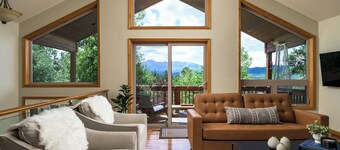 Purple Mountain Chalet - Hot Tub! - Views! - Playground! - Gameroom!