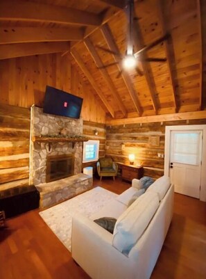 Smart TV, fireplace, computer monitors - Charming and modernized 1800's Creekside Cabin w/Hot Tub and 5 minutes to I-77 (Lambsburg)