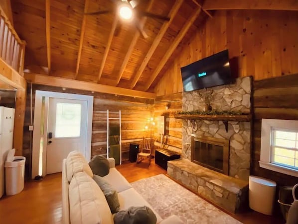 TV connectée, cheminée, écrans d'ordinateur